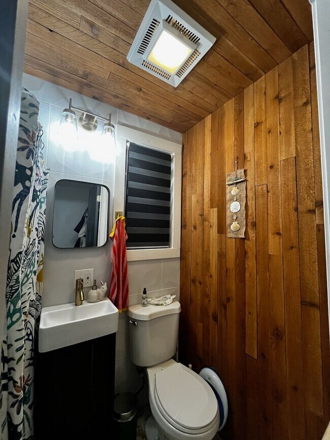 Building Photo - Pendleton Heights 4BR—Updated Historic Cha...