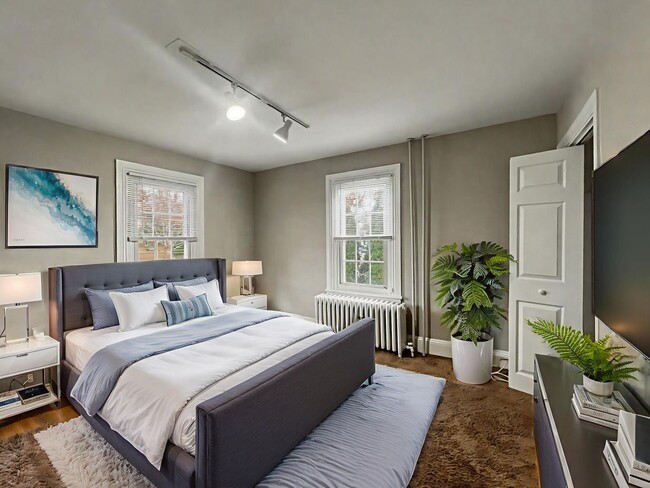 Building Photo - 4 Bedroom and 2 Bath House with In-Unit La...