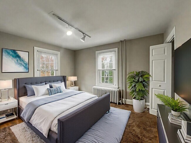 Building Photo - 4 Bedroom and 2 Bath House with In-Unit Laundry, Dishwasher, and Off-Street Parking