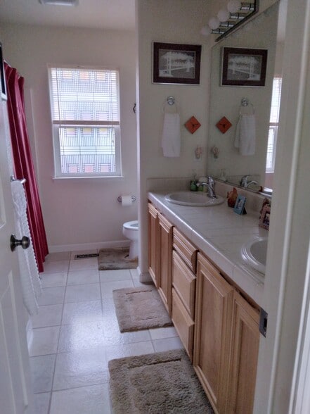 Full 4-piece Bath - 418 Riesling St