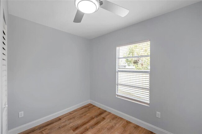 Building Photo - 1811 Quincy St S