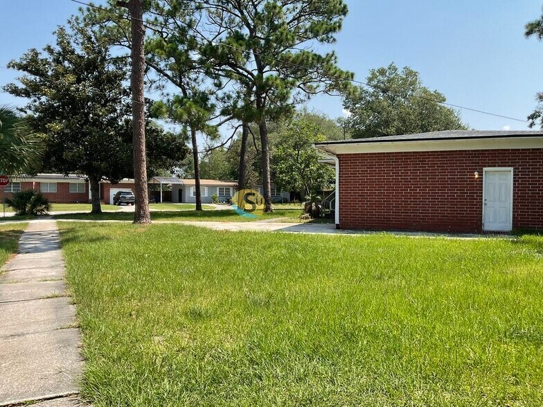 Building Photo - 3235 Holly Berry Ln