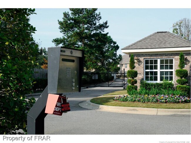 Building Photo - 1820 Jennifer Ln