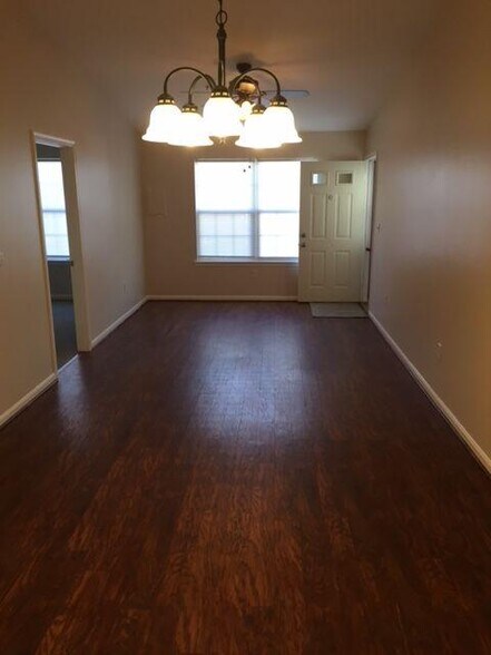 Building Photo - 1830 Vincenza Dr