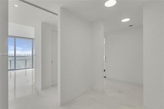 Building Photo - 300 Biscayne Blvd Way