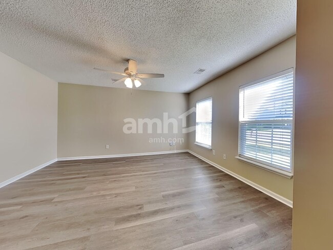 Building Photo - 112 Larkspur Dr