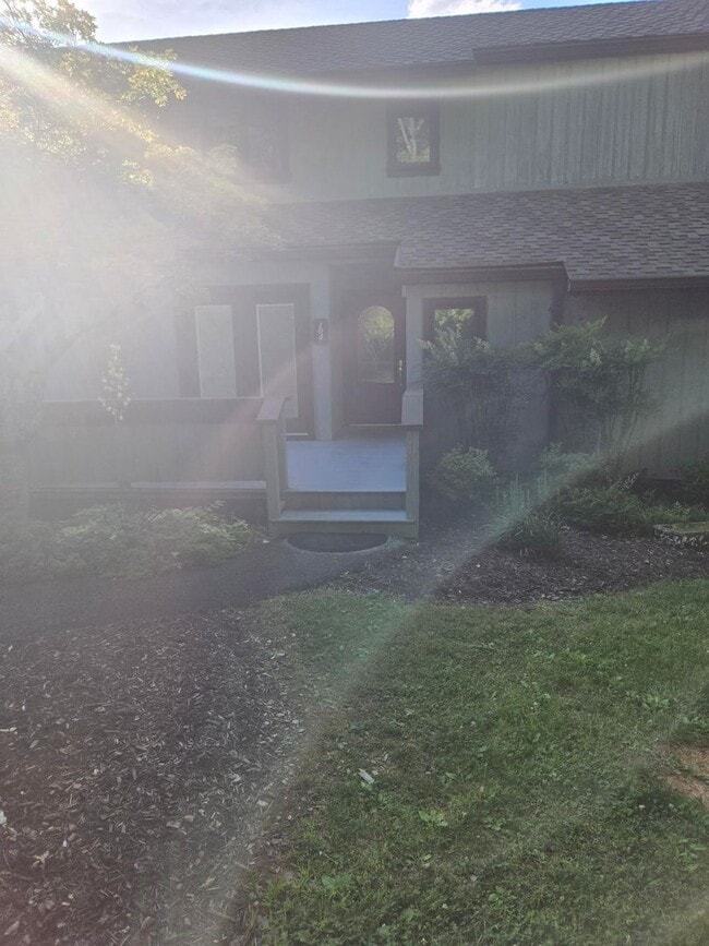 Building Photo - Spacious 3-Bedroom Condo in Gated Communit...