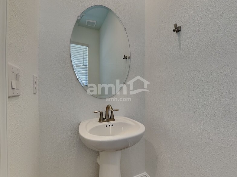 Building Photo - 6689 Atlantic Bch Ave