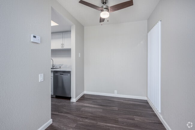1BR, 1BA - 721SF - Dining Room - Amber Grove