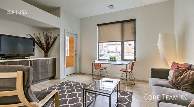 Building Photo - 662 E 63rd St