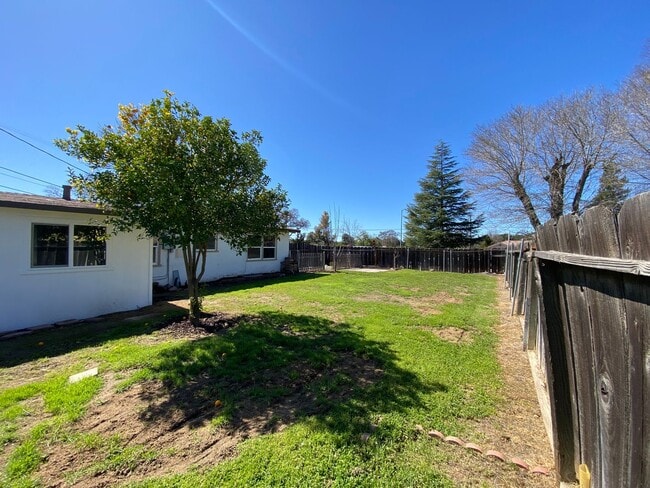 Building Photo - 3 Bed/1 Bath with Large fenced yard in central Paso Robles near Highschool!