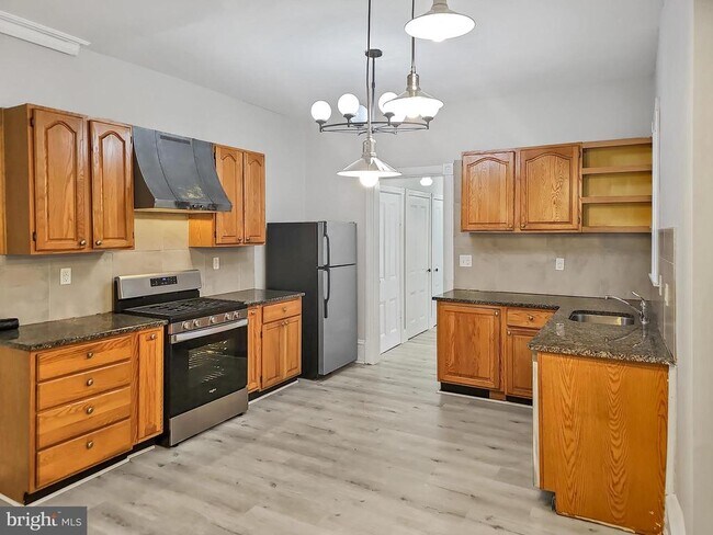 Building Photo - 637 N 32nd St