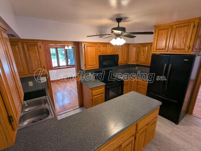 Building Photo - Spacious Split-Level Home in Columbia Stat...