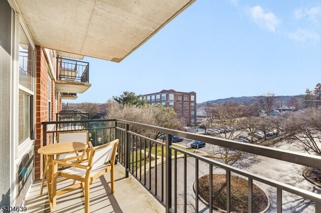 Building Photo - 300 Main St