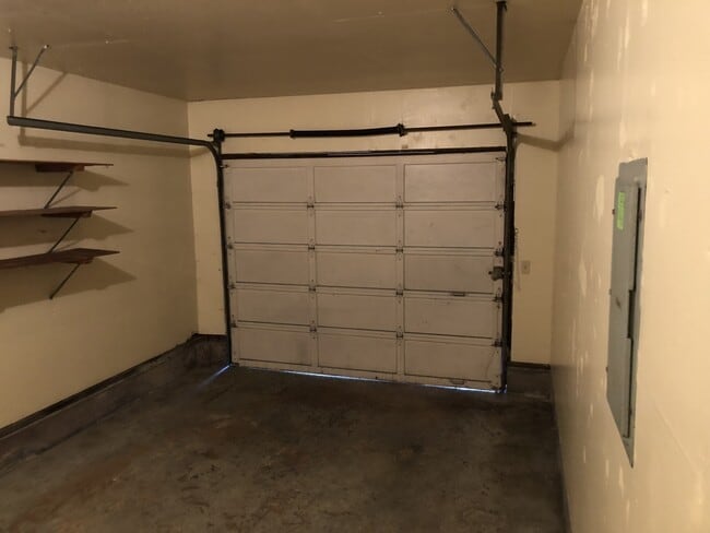 Building Photo - Two bedroom one bath duplex in Springfield!