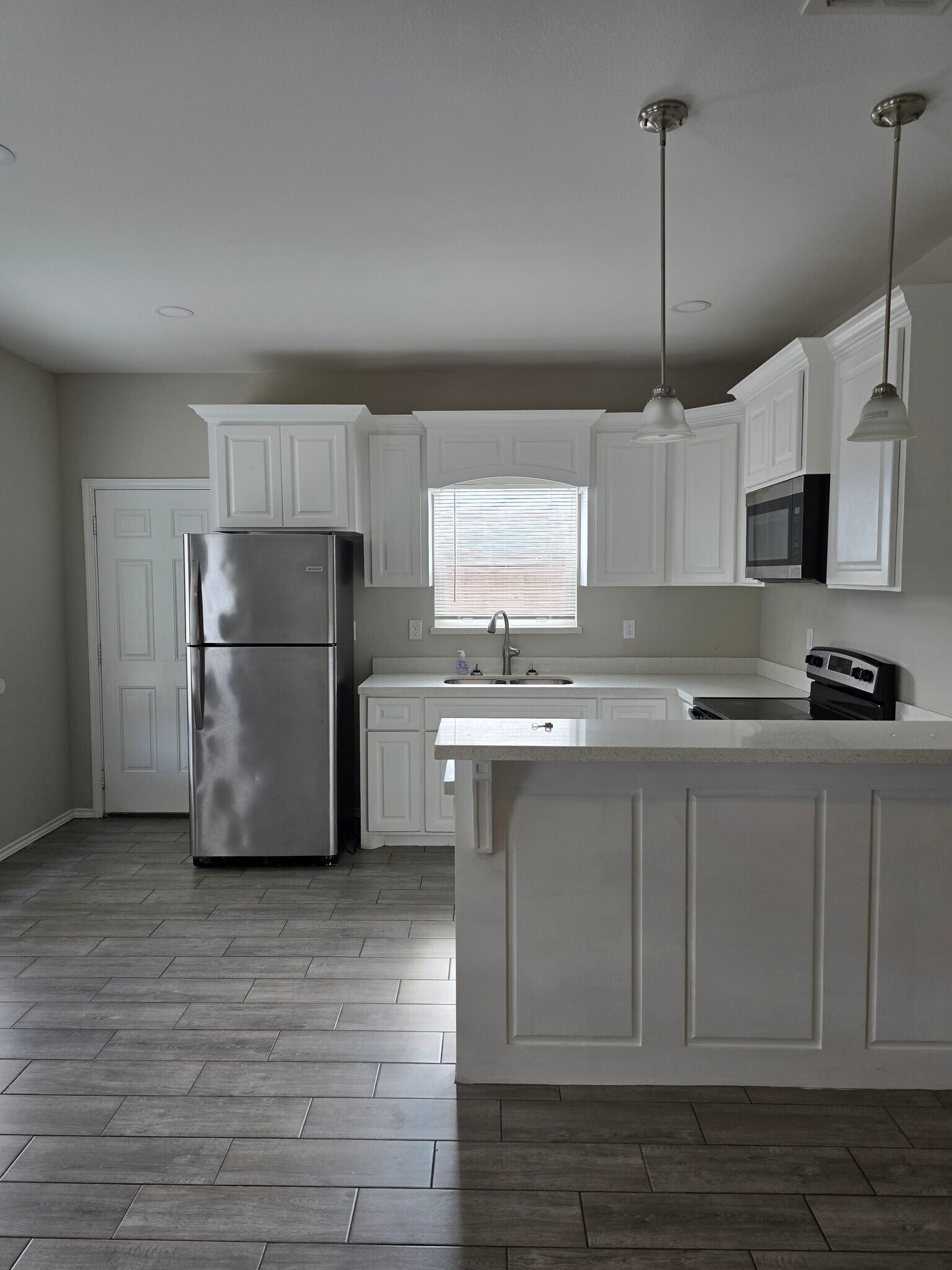 Building Photo - 1614 Playa Dr