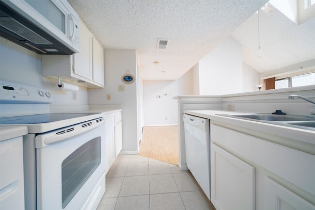 Building Photo - 2300 Old Spanish Trl