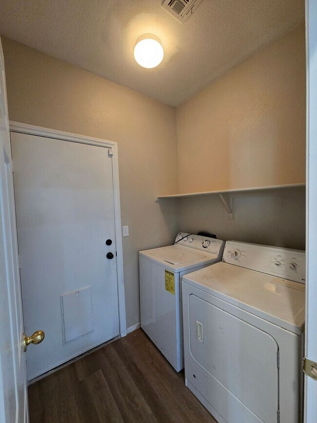 Building Photo - Terrific 3 bed + Loft 2 Car Need Space? Th...