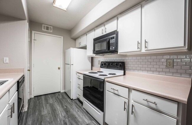 Building Photo - 1 bedroom Condo unit that is the perfect p...