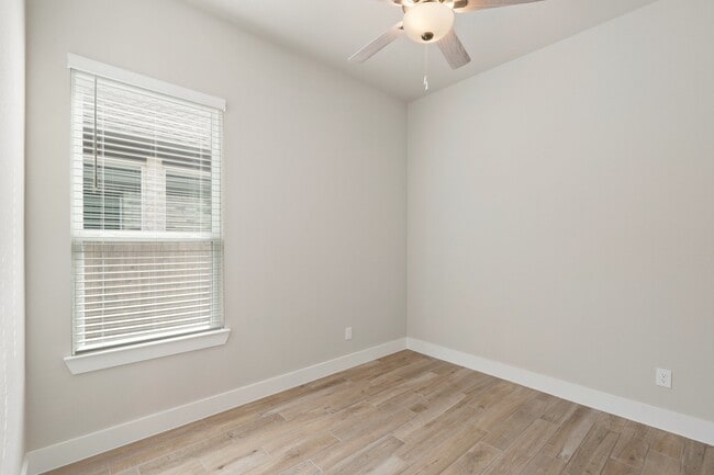Building Photo - 10719 River Walk Dr