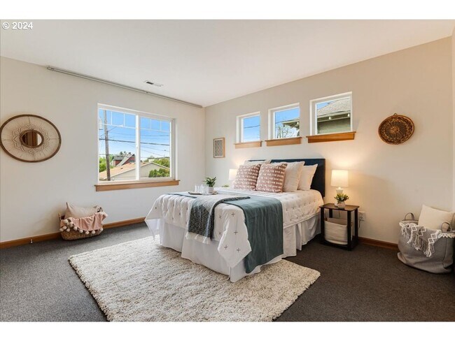 Building Photo - Charming 3-Bed, 2.5-Bath Townhome with Private Patio, Open Floor Plan, and Prime King Neighborhoo...