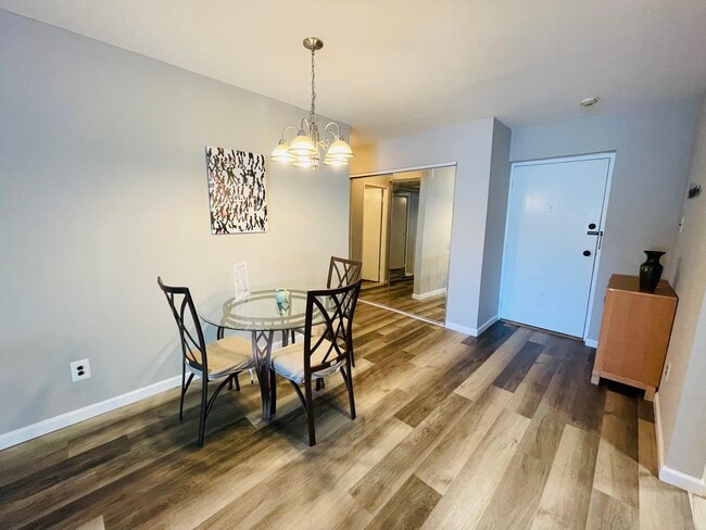 Building Photo - Chelbourne Plaza