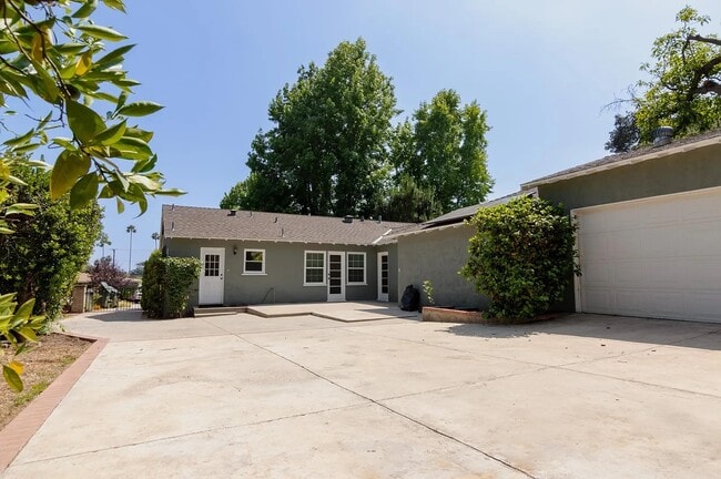 Building Photo - 1215 Sonoma Dr