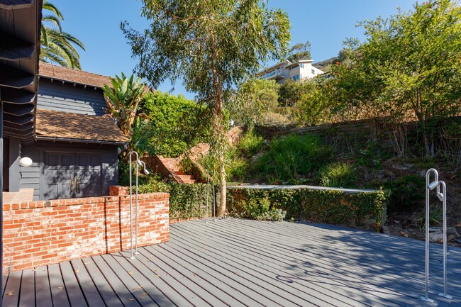 Building Photo - Stunning Coastal Retreat