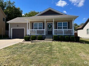 Building Photo - Close to Post!