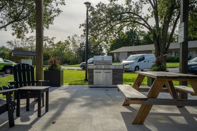 Building Photo - 2555 Bradford Ct