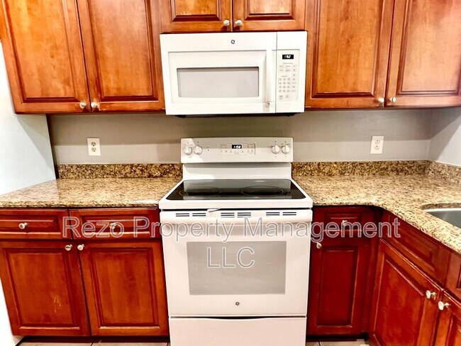 Building Photo - 5005 Lindsay Ct