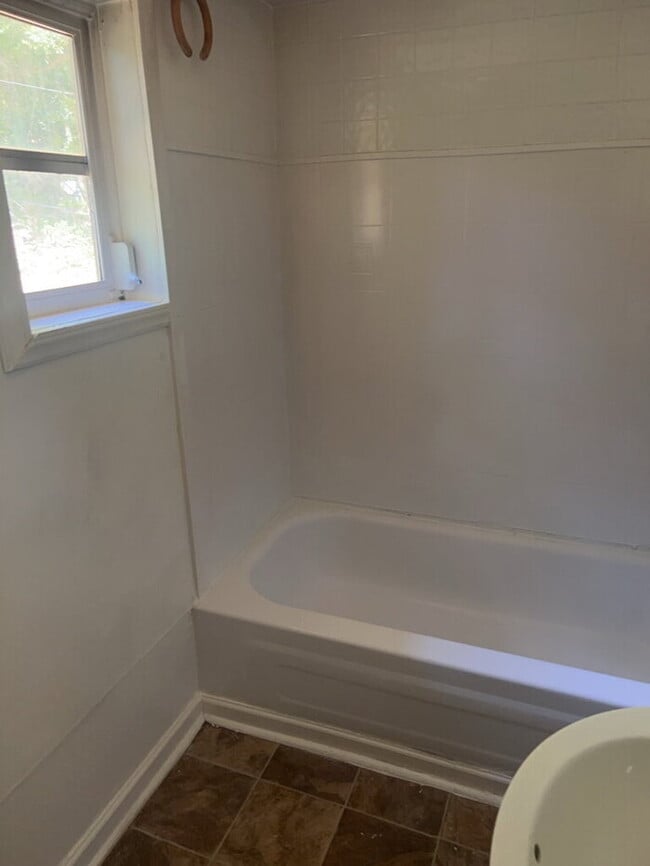 Building Photo - "Charming 2-Bedroom Retreat in Greenville – Ideal Location on W. 6th Street!"