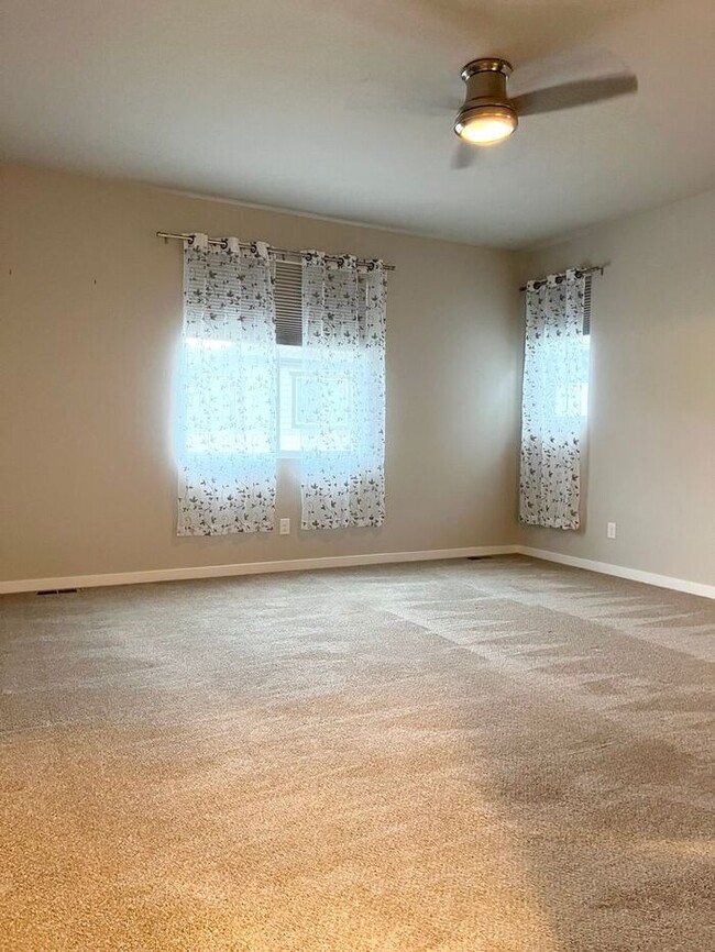 Building Photo - 5 Bedroom/4 Bathroom Ranch Style Home Loca...