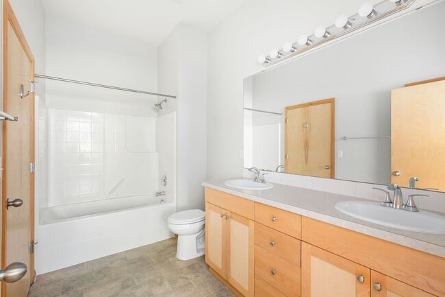 Building Photo - Ground Level Upgraded 2 Bedroom in Sterling Square!