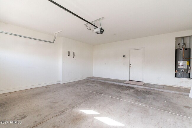 Building Photo - 1078 E Saragosa St