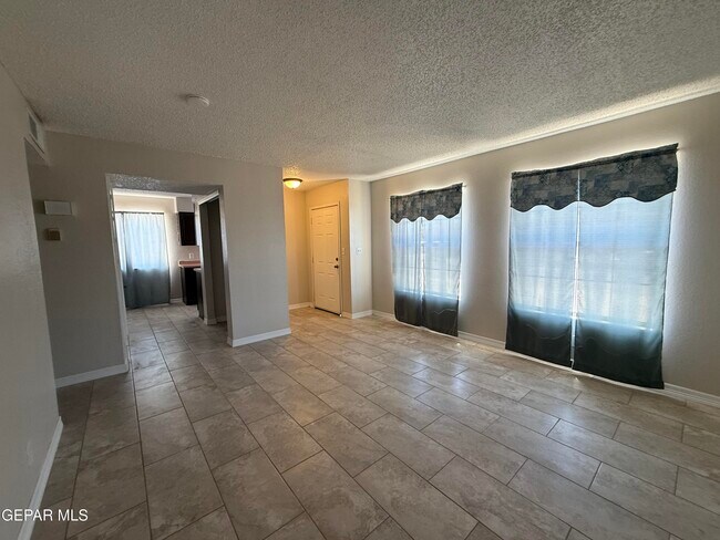 Building Photo - 955 Versailles Dr