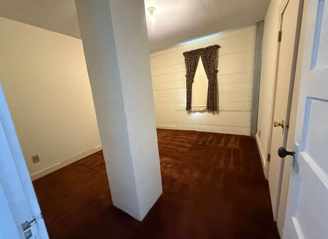 Building Photo - Charming Country Farmhouse in Elberta!