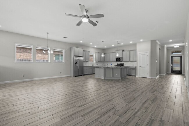 Building Photo - Come visit this beautiful home in the gate...