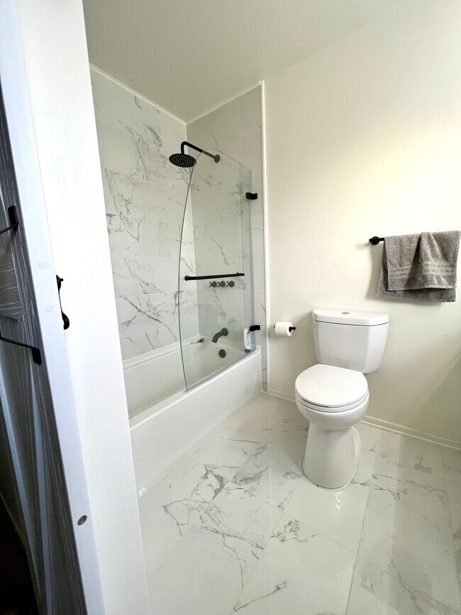 Second Master Bathroom - 3268 S Oneida Way