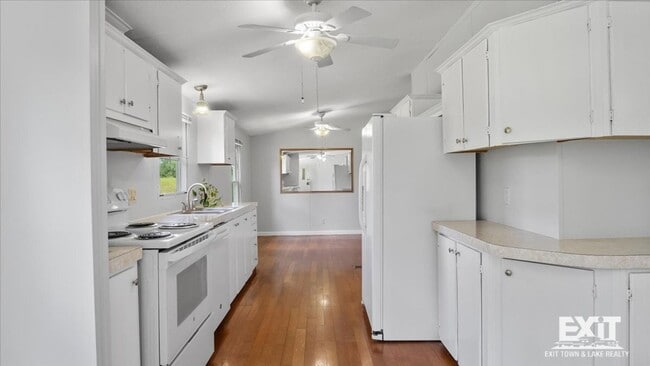 Building Photo - Spacious 3 Bedroom, 2 Bathroom Home in Cou...