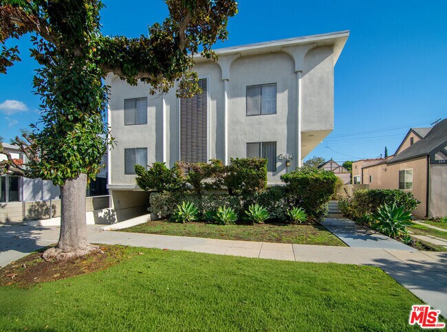 Building Photo - 344 S Doheny Dr