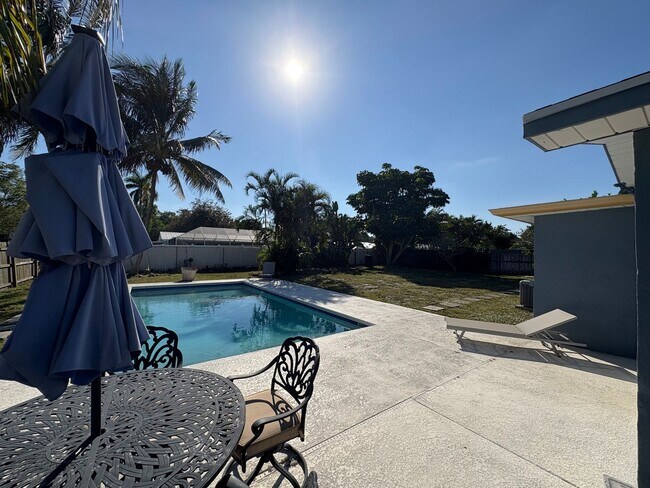 Building Photo - 3/2 Pool & Patio home in Stuart! Pool / Lawn care included!