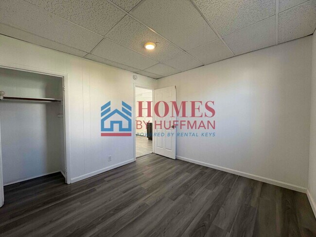 Building Photo - Three Bedroom House | Move in Special