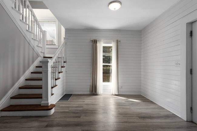 Building Photo - 915 E 29th St