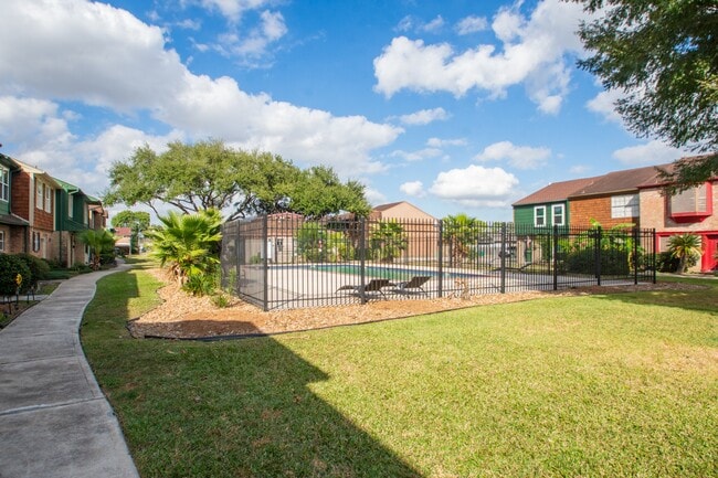 Building Photo - 1053 Willow Oaks Cir