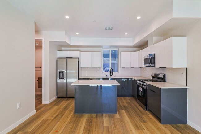 Building Photo - 2332 Carmona Ave