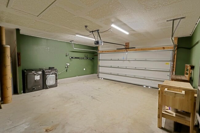 Building Photo - 5747 Guinevere Ln