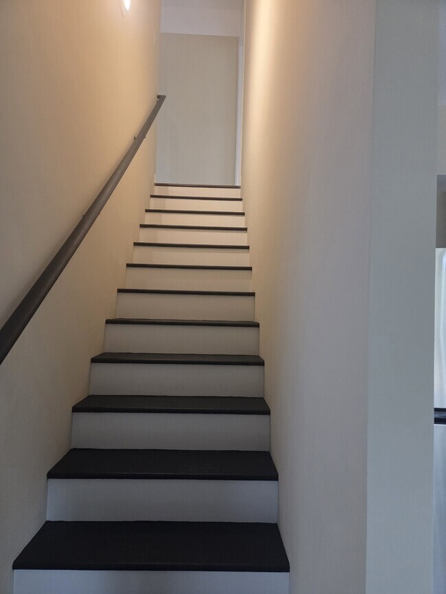 Building Photo - 210 W Washington Exd