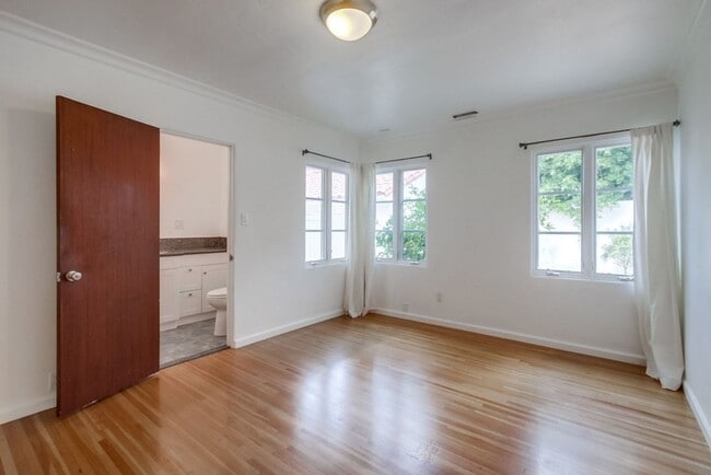 Building Photo - Charming 3 Bedroom Kensington Home