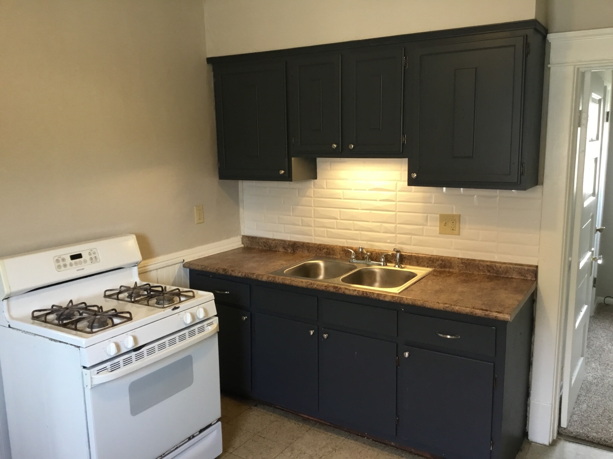 Building Photo - 1204 E 10th St